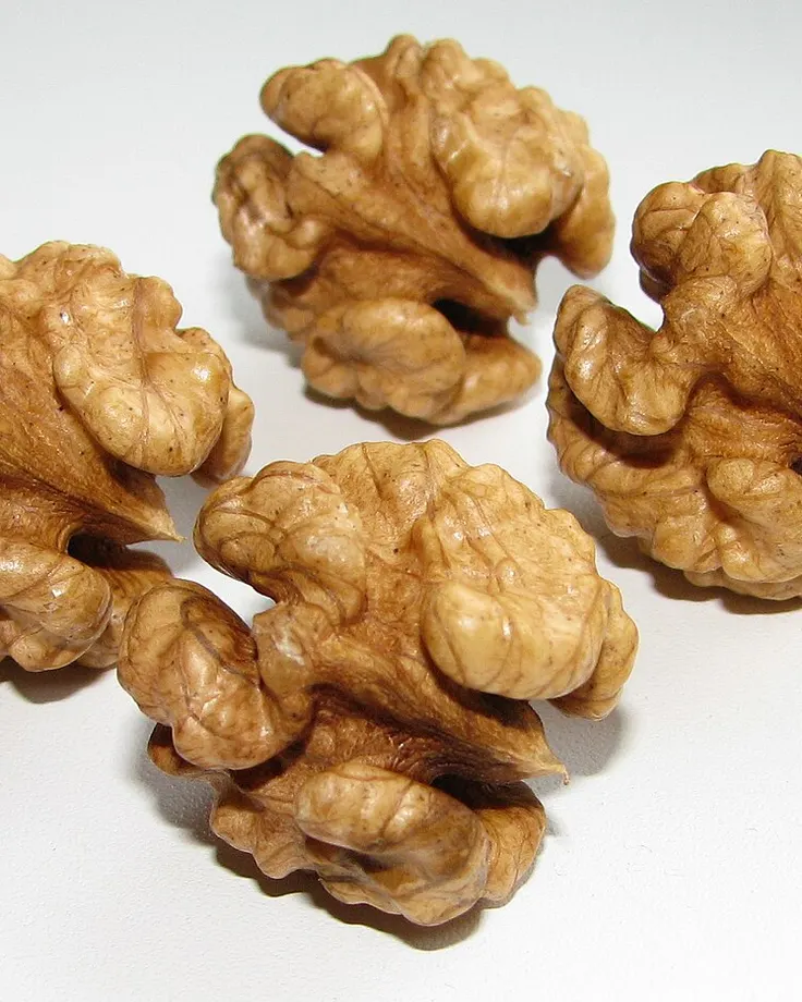 مغز گردوی تازه؛ ترفند خانگی ترمیم خطوخش چوب