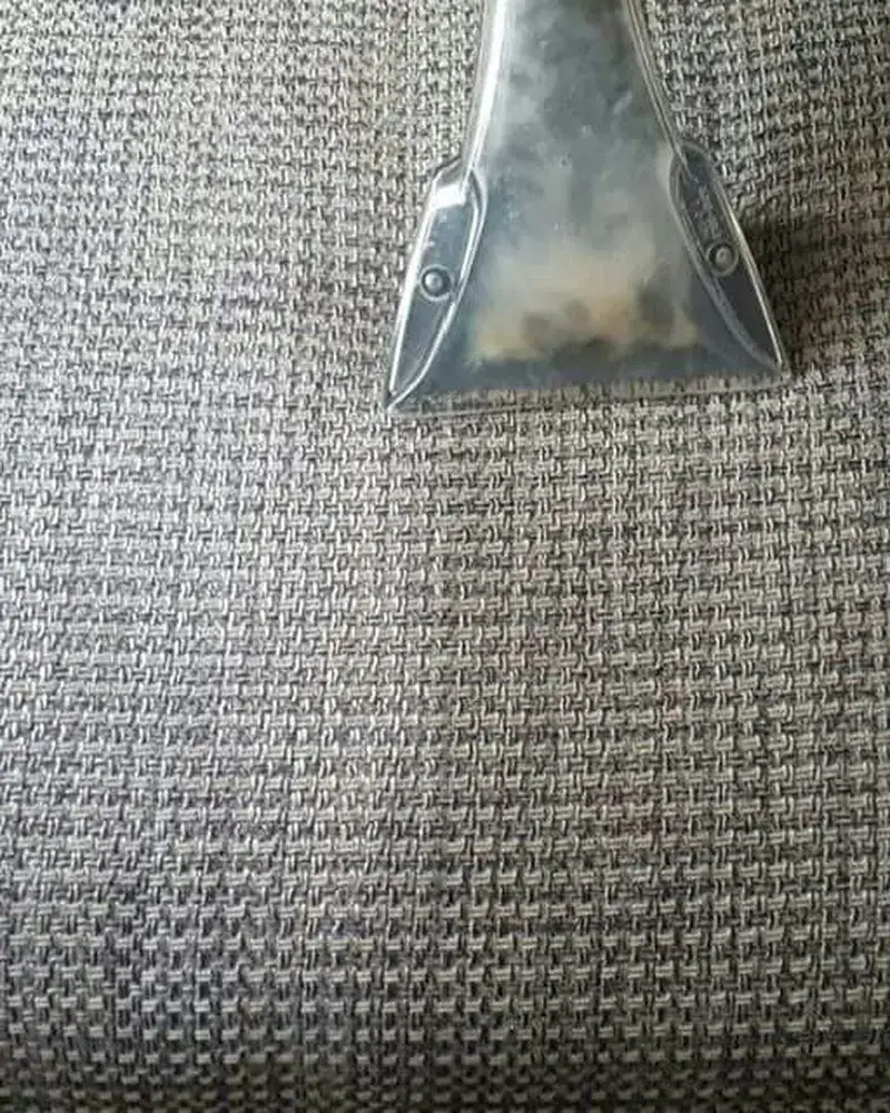 نازل شست‌وشو روی بافت پارچه مبل