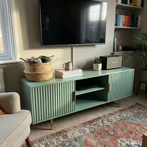 کنسول سبز ریلی روی فرش