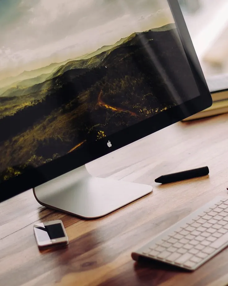 مدل میز کار چوبی با مانیتور برای دورکاری